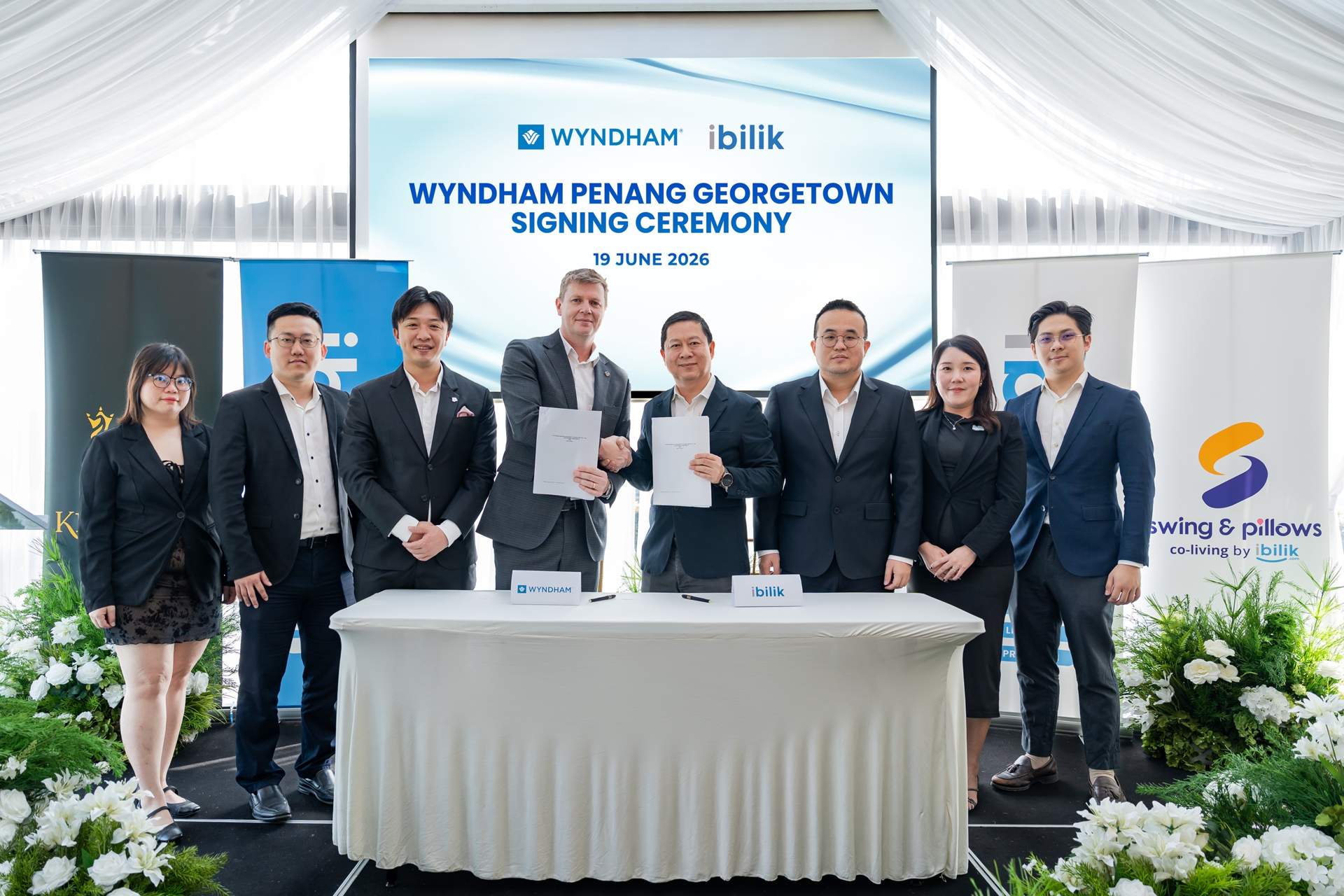 From left to right, Ms Shirley Low, CMO of iBilik, Mr Vince Yong, Co-Founder of iBilik, Mr Eudo Chan, Senior Director of Development of South East Asia & Pacific Rim, Wyndham Hotels & Resorts, Mr. Matt Holmes, Vice President of Development of South East Asia & Pacific Rim, Wyndham Hotels & Resorts, Mr Dino Loh, Senior Managing Director of iBilik Group, Mr. Ken Lee, Group CEO of iBilik Group, Ms. Michelle Leow, Senior Managing Director of iBilik Group and Mr. Jay Choo, Chief Revenue Officer of iBilik Group.