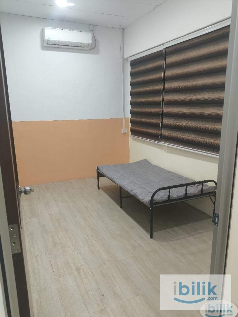 Middle Room at Taman Ungku Tun Aminah, Johor Bahru - Image 1