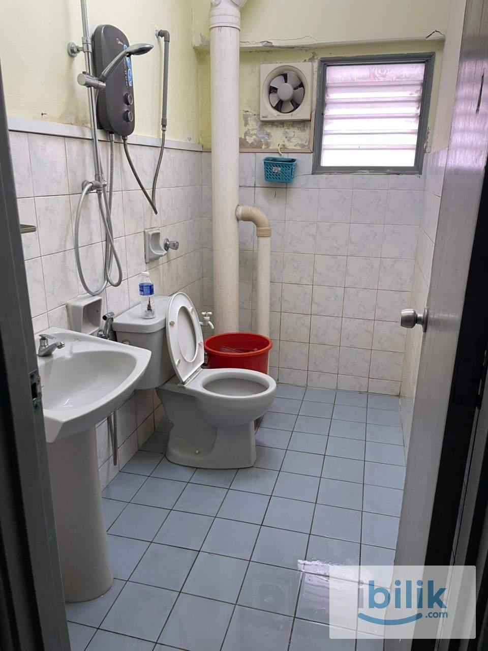 Middle room with attached bathroom  - Image 2