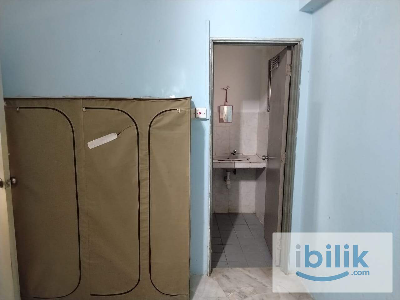 Middle room with attached bathroom  - Image 5