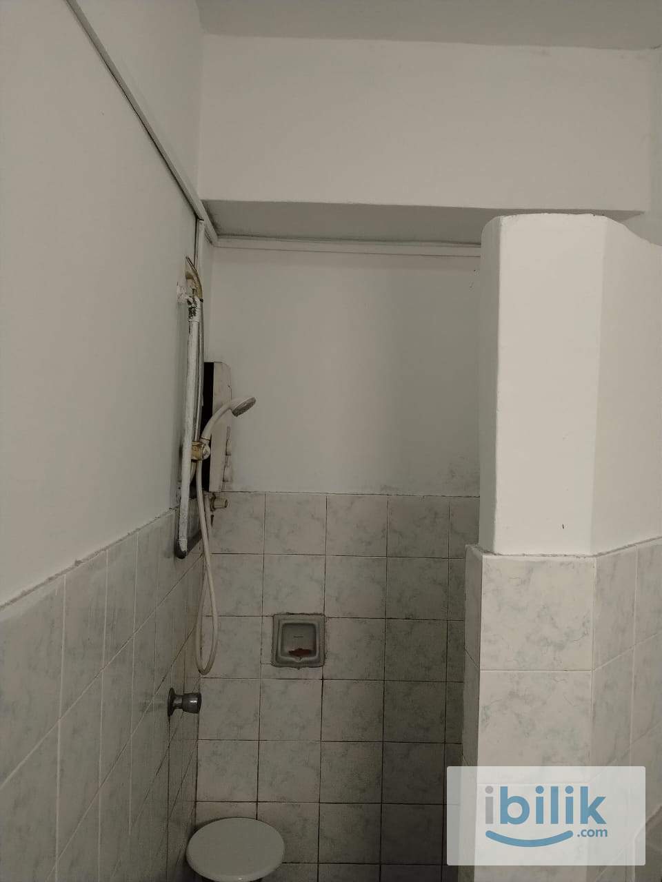 Middle room with attached bathroom  - Image 6