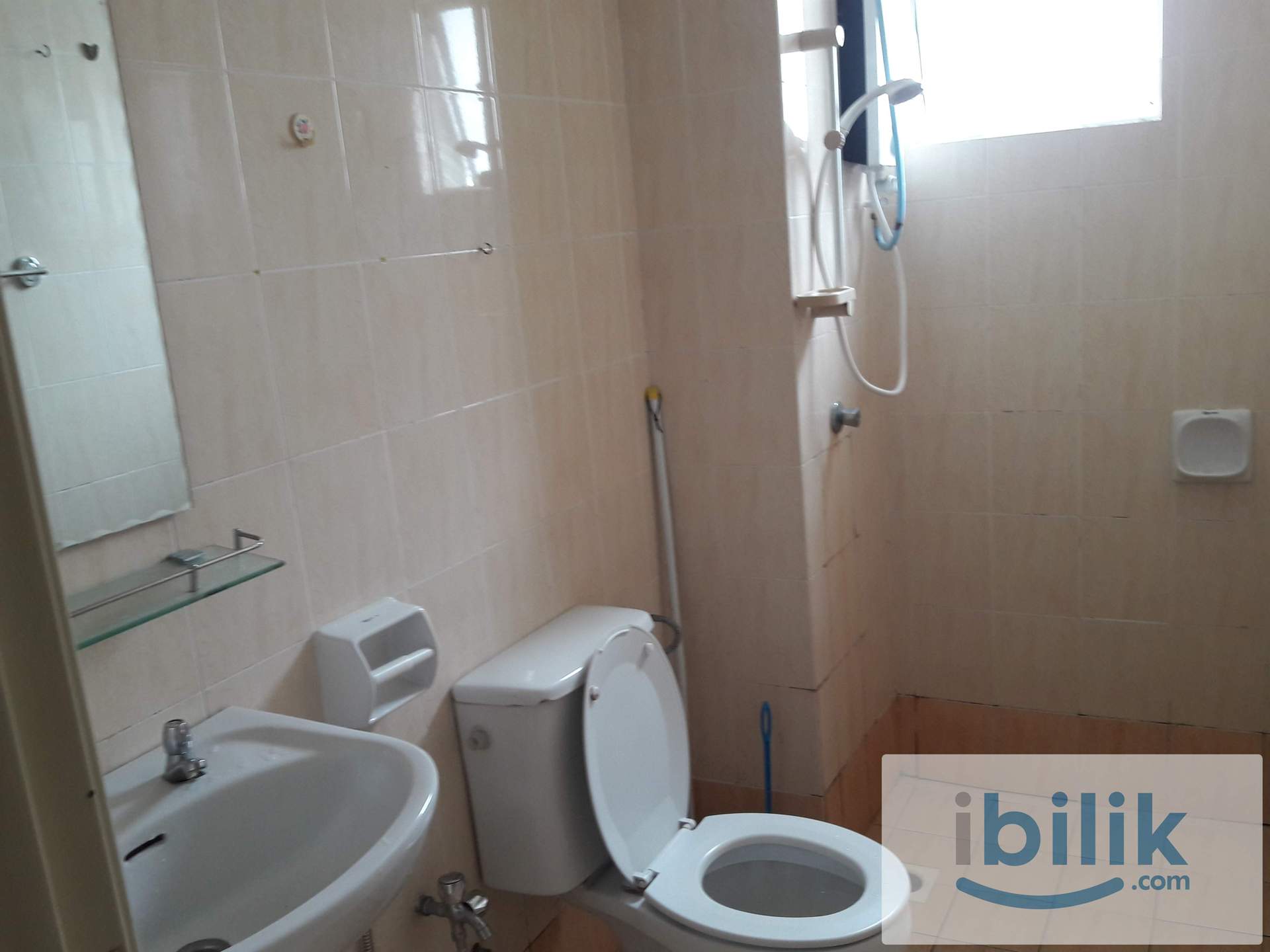 Medium room with balcony at Suriamas Condo Bandar Sunway, nice condo facility - Image 9