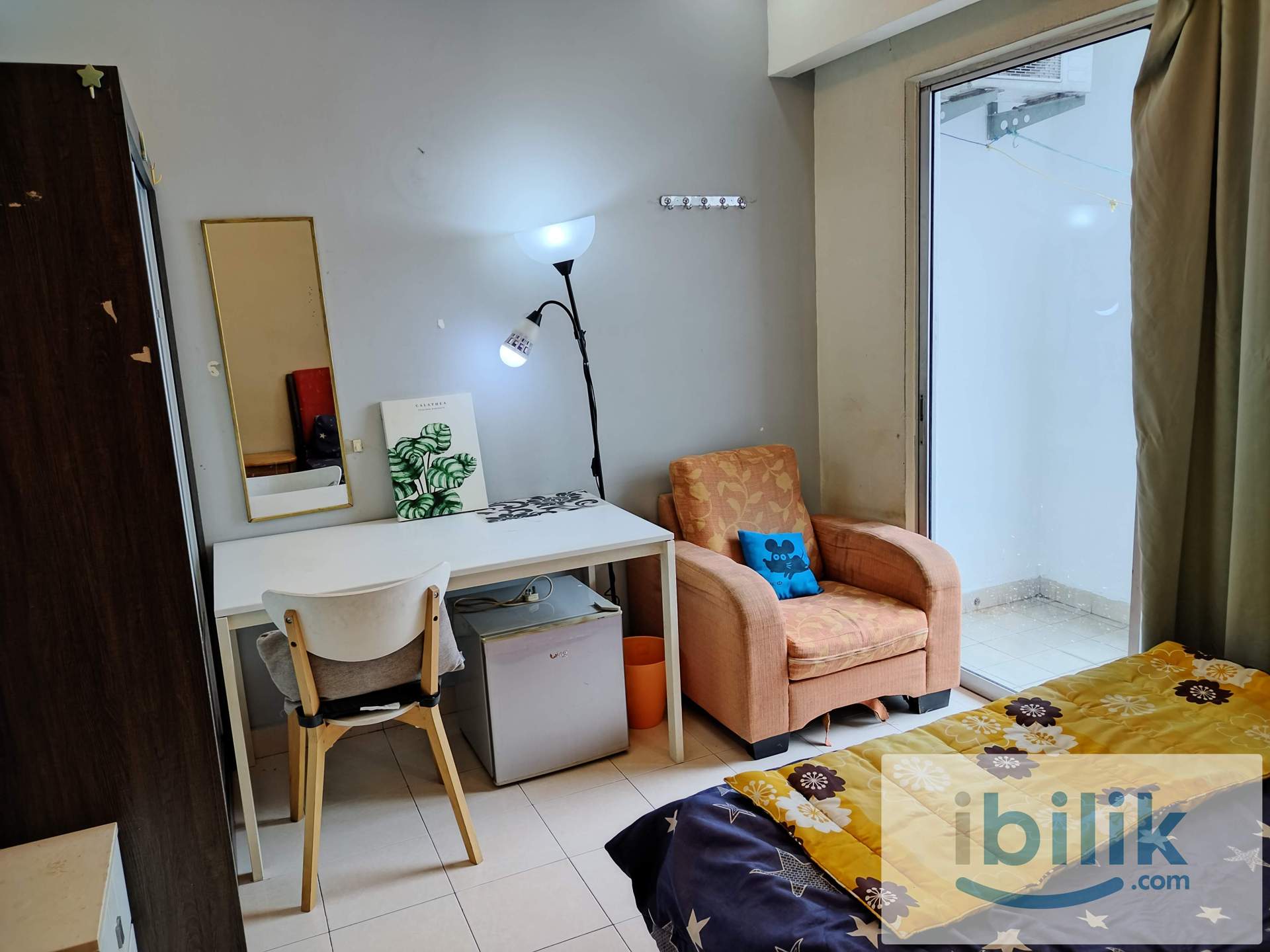 Cozy Medium Room with Balcony at Suriamas Condo, Bandar Sunway - Image 1