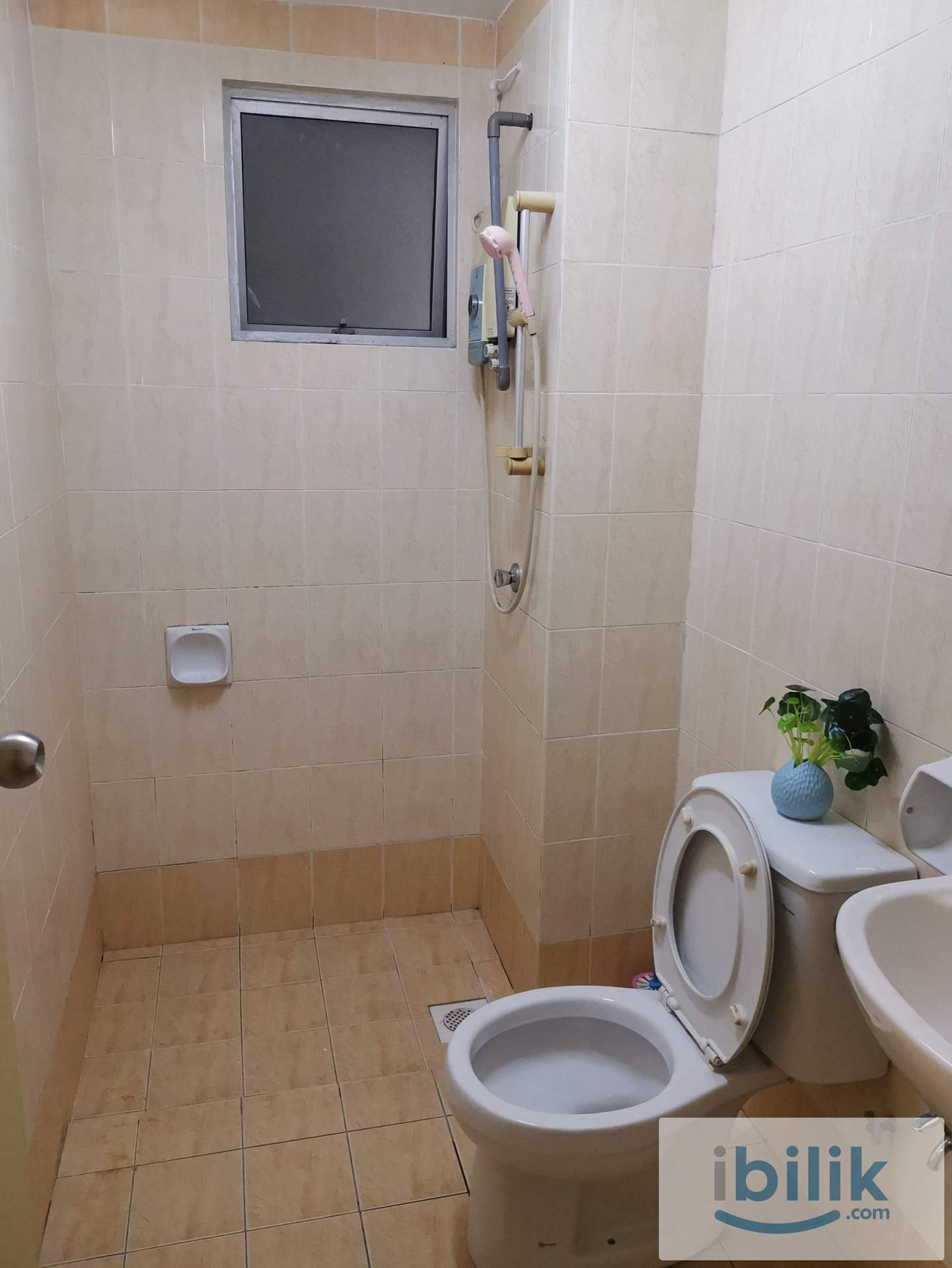 Balcony Room for rent at Suriamas Condominium Bandar Sunway. Mix Unit - Image 3