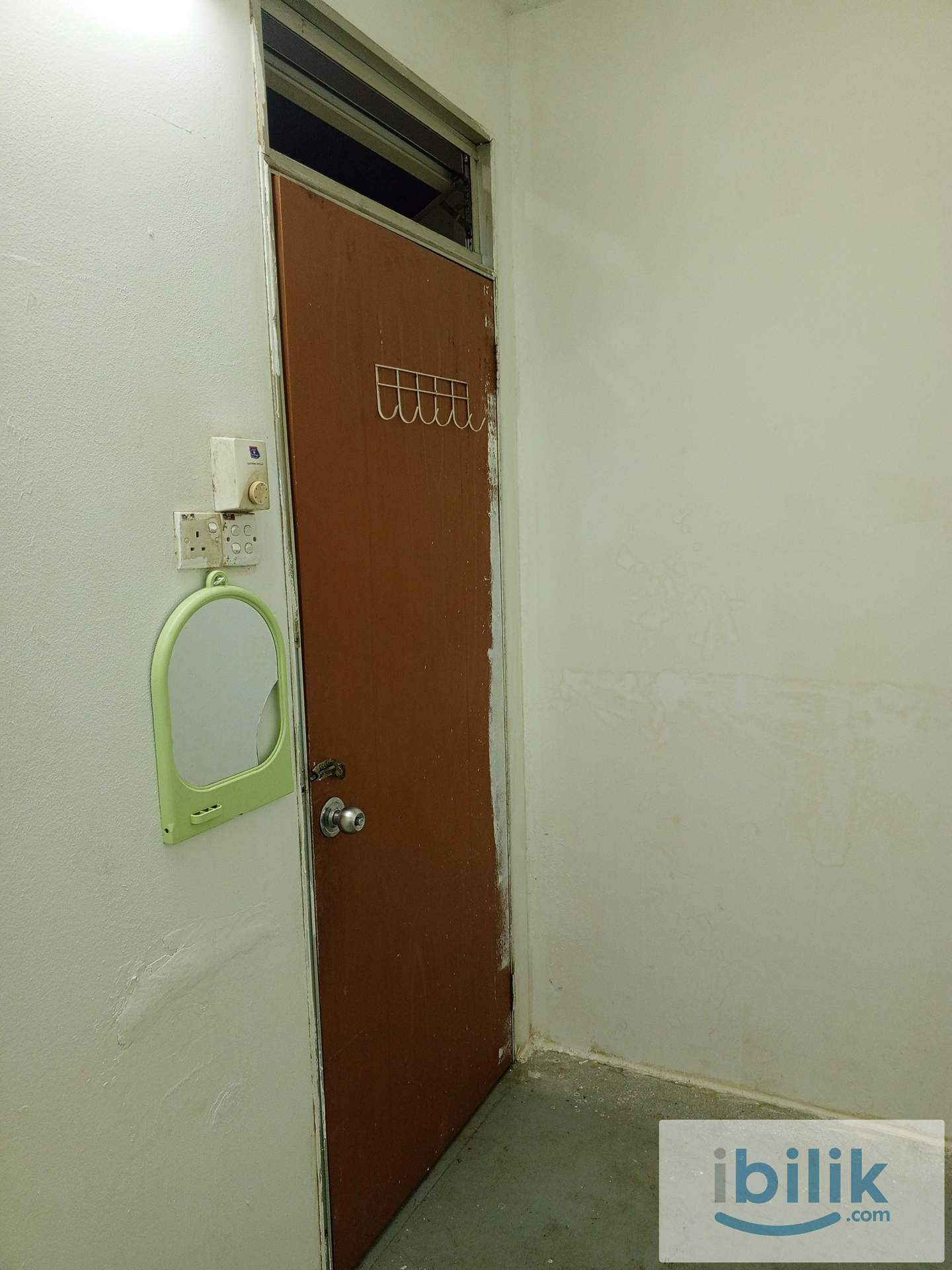 Small room in shop-house apartment - near Berjaya Times Square - Image 1