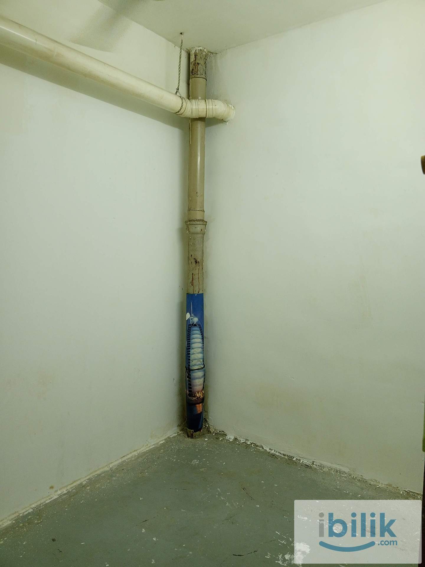 Small room in shop-house apartment - near Berjaya Times Square - Image 2