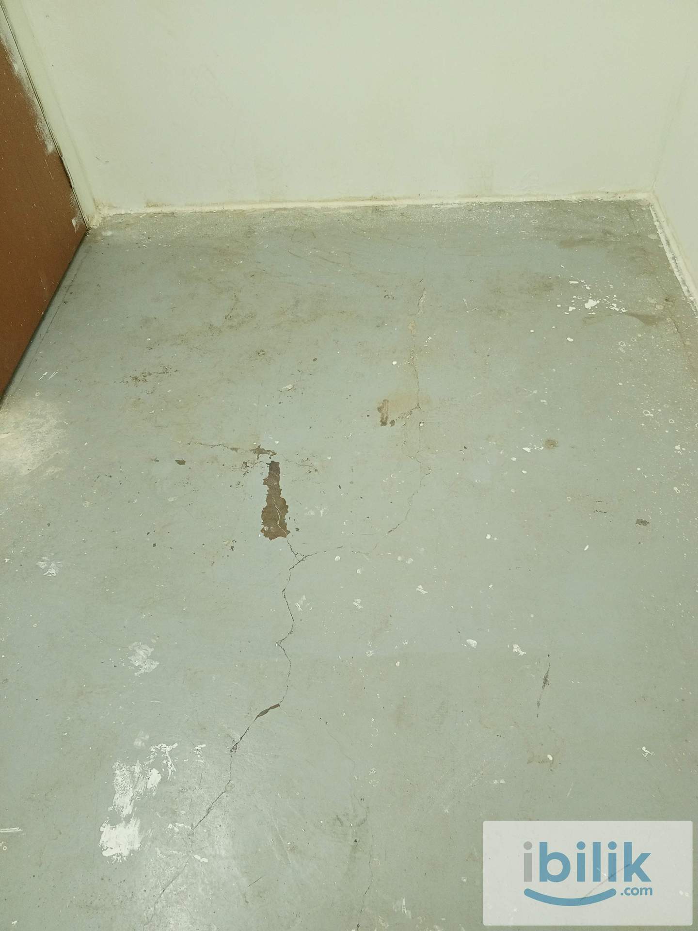 Small room in shop-house apartment - near Berjaya Times Square - Image 3