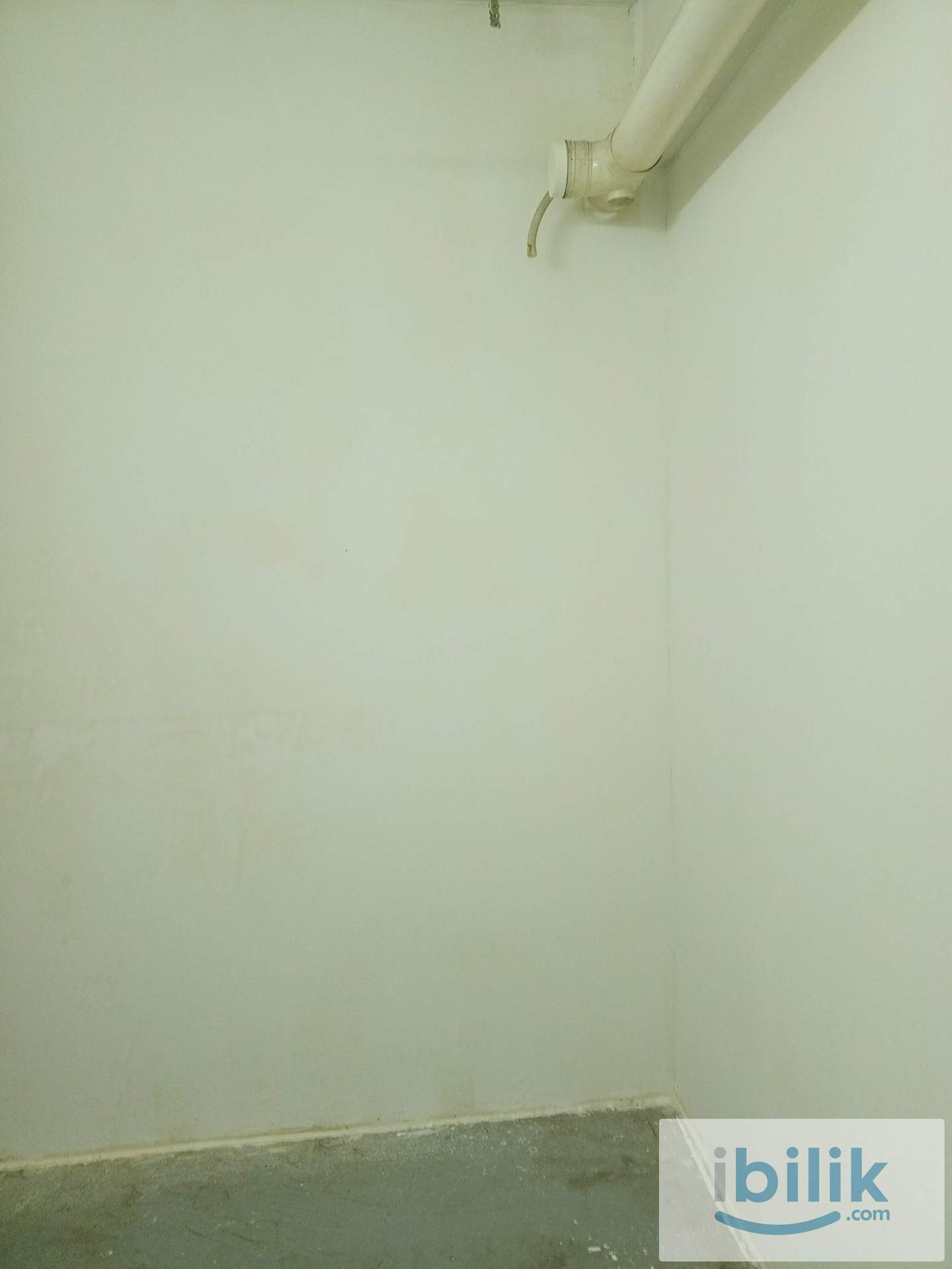 Small room in shop-house apartment - near Berjaya Times Square - Image 4