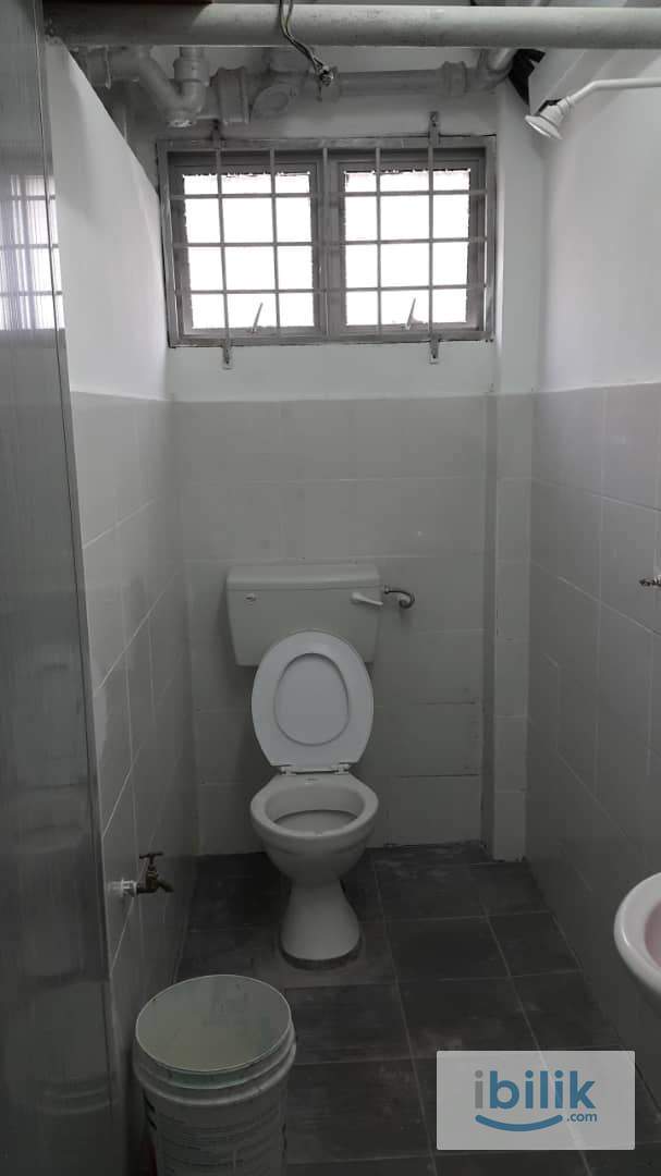 Small room in shop-house apartment - near Berjaya Times Square - Image 6