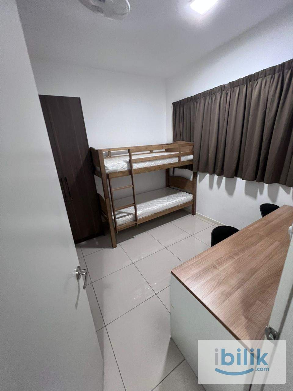 Nadayu 801 Middle Room For Rent, Mixed Gender Only - Image 1