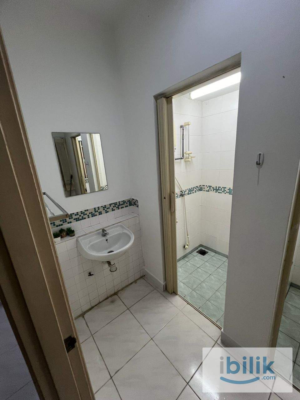 Seri Maya Middle Room For Rent-Mixed Gender Only, just 4/5 walking distance to LRT Setiawangsa - Image 6