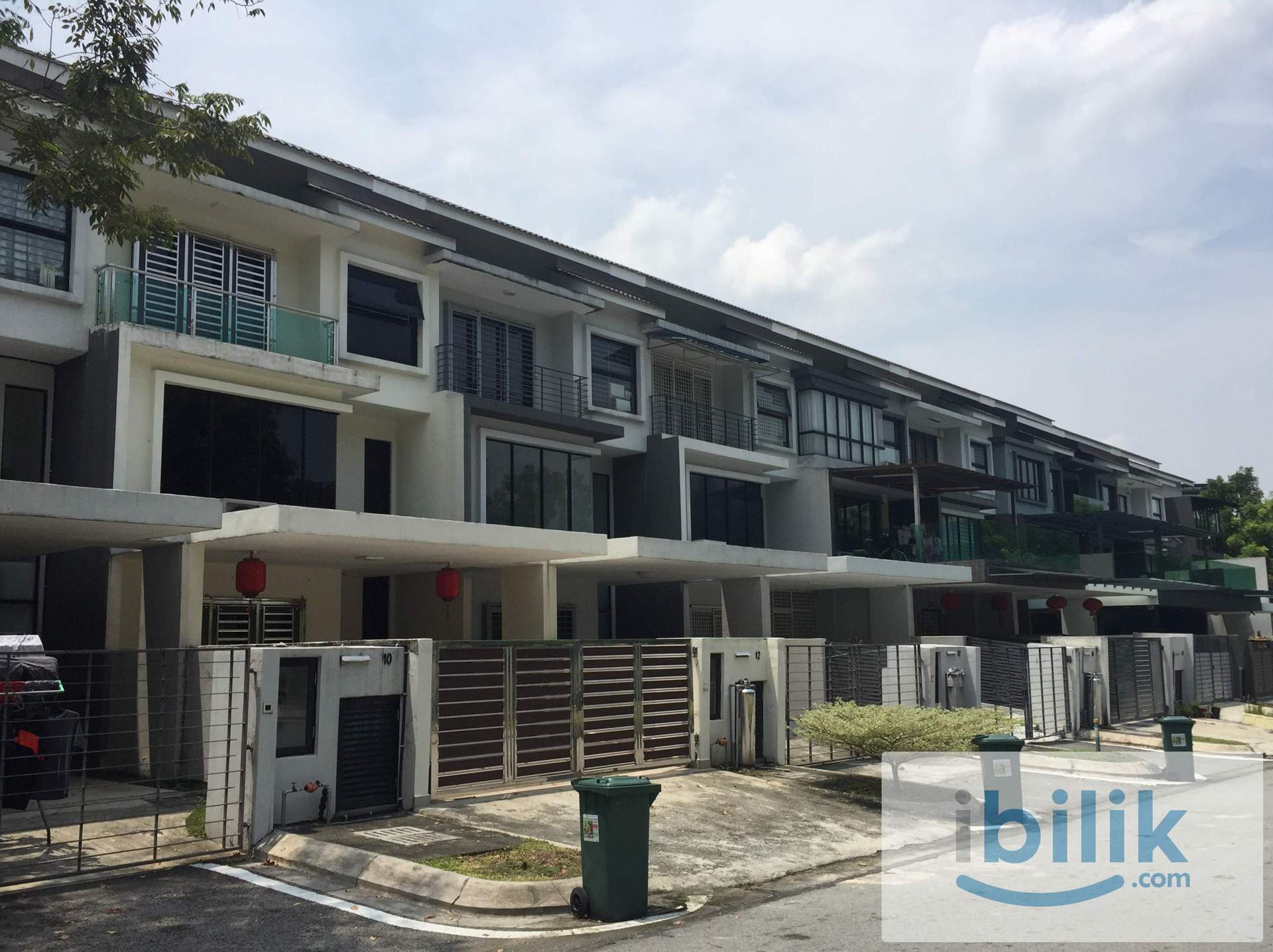 Standing tall at 3-storeys House, luxurious Lake Fields, sungai Besi - Image 1