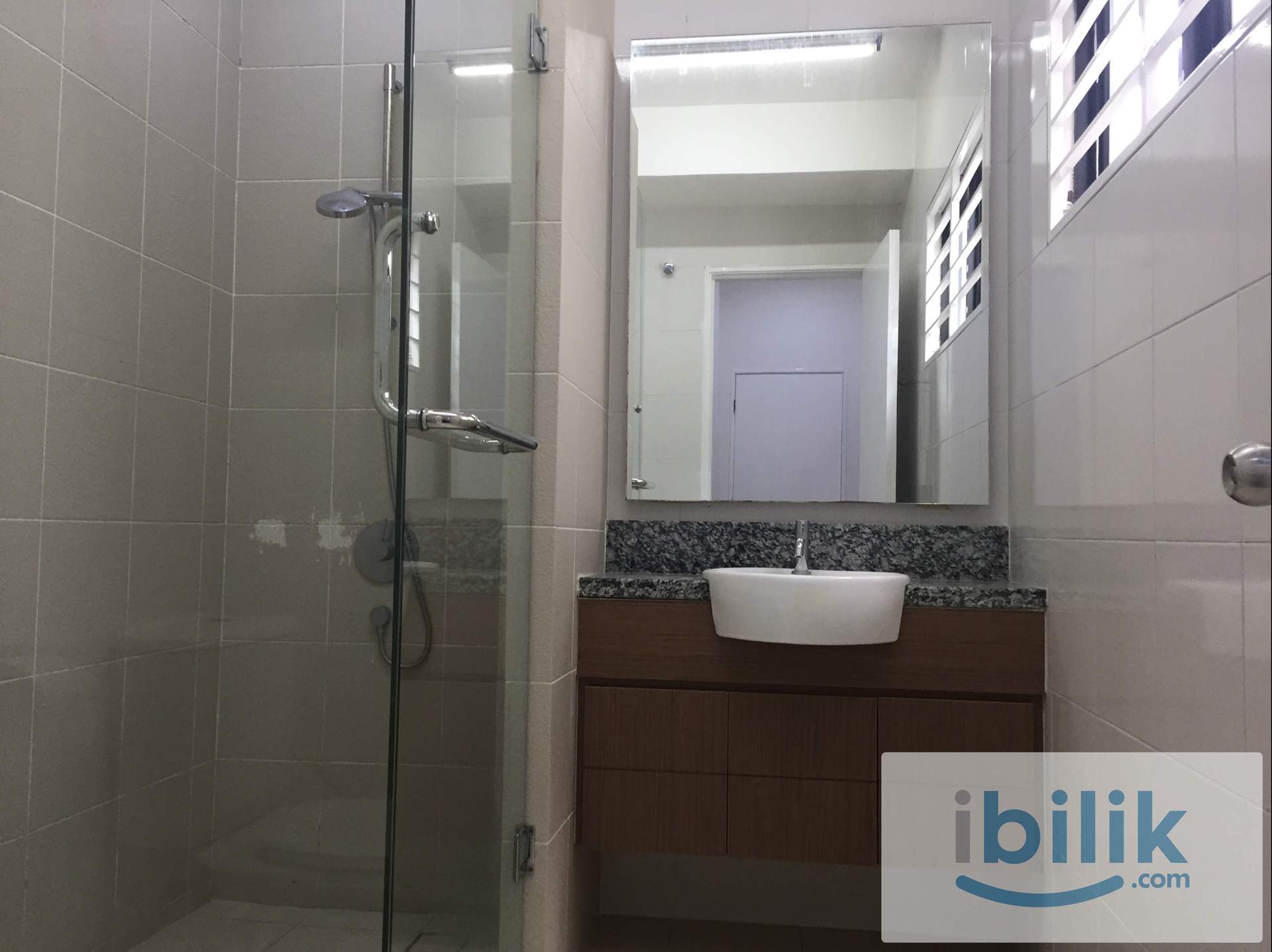 Standing tall at 3-storeys House, luxurious Lake Fields, sungai Besi - Image 4