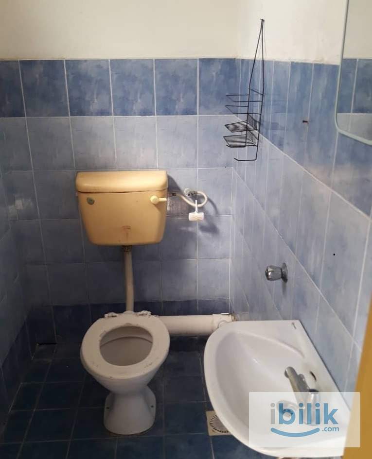 Small Room at Mentari Court 1, Bandar Sunway - Image 1