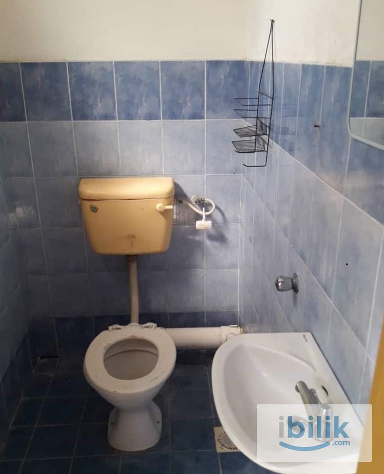 Medium Room at Mentari Court 1, Bandar Sunway - Image 1
