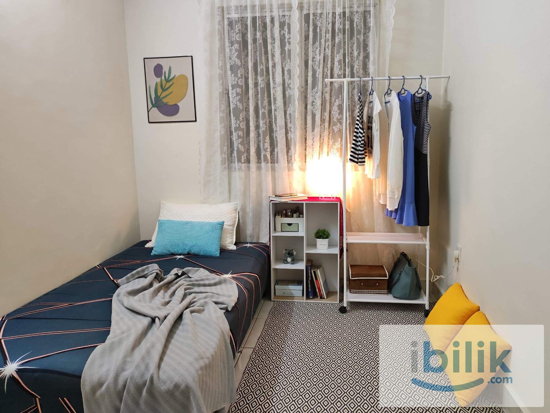 FEMALE Middle Room For Rent - Image 1