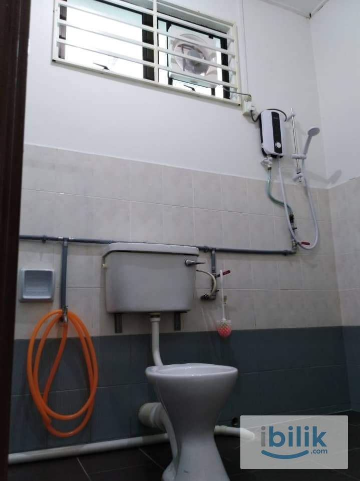 Taman Idaman Master room with attached bathroom - Image 2