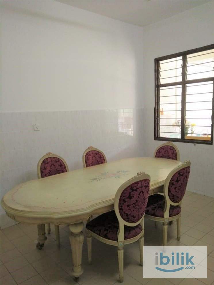 Taman Idaman Master room with attached bathroom - Image 4