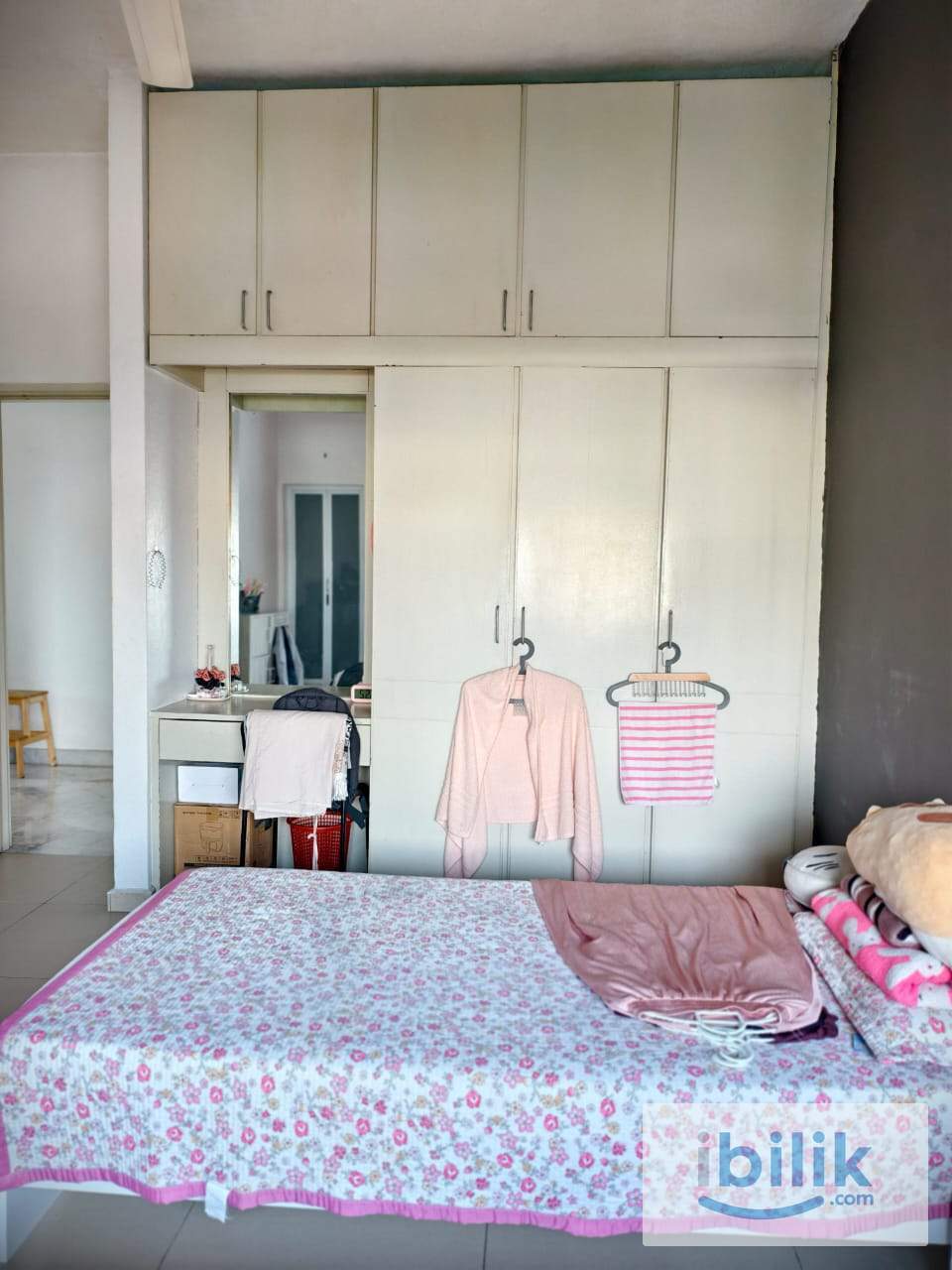 Sharing Middle Room - Image 4