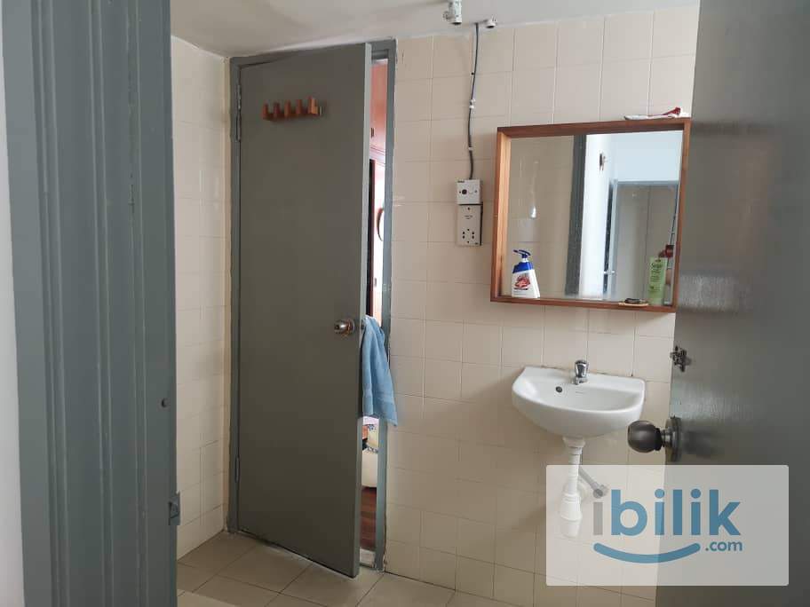 Sharing Middle Room - Image 3