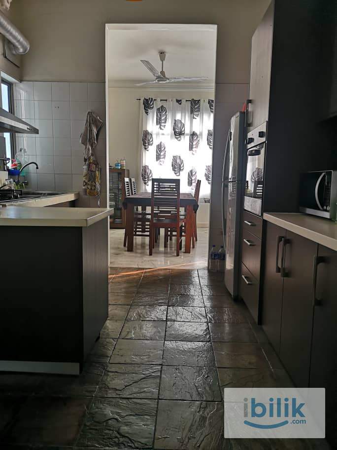 Sharing Middle Room - Image 5