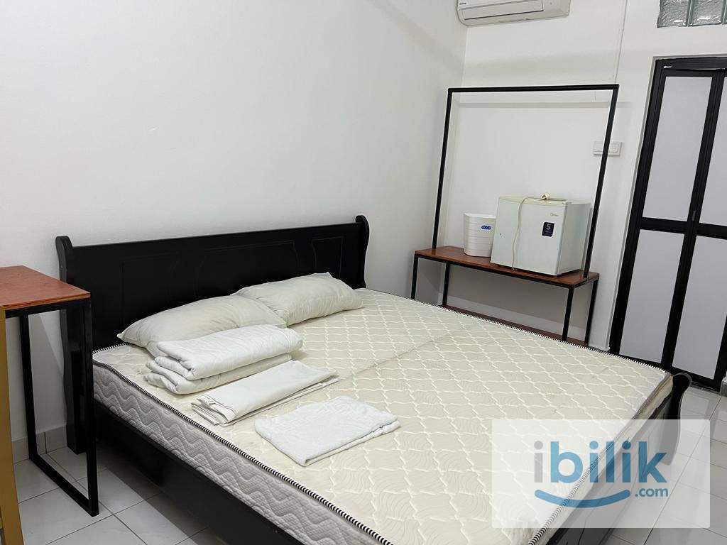 Middle Room,Grd flr,Free Wifi,New,King bed,Ceiling fan,Fridge,Shelf,Bandar Puchong Jaya   - Image 1