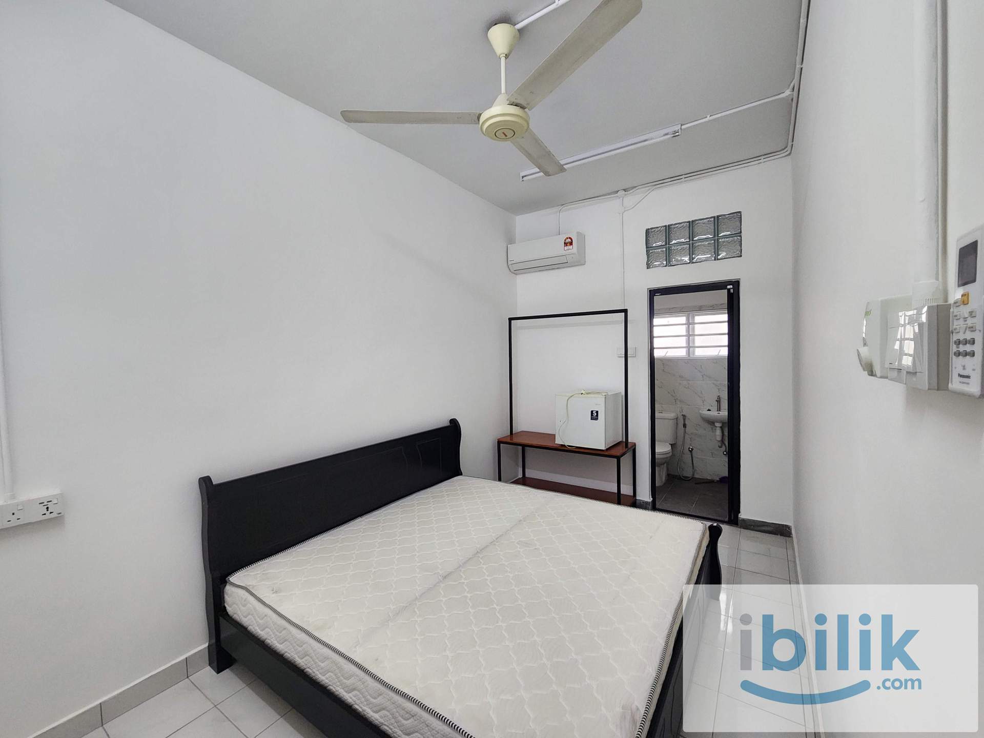 Middle Room,Grd flr,Free Wifi,New,King bed,Ceiling fan,Fridge,Shelf,Bandar Puchong Jaya   - Image 8