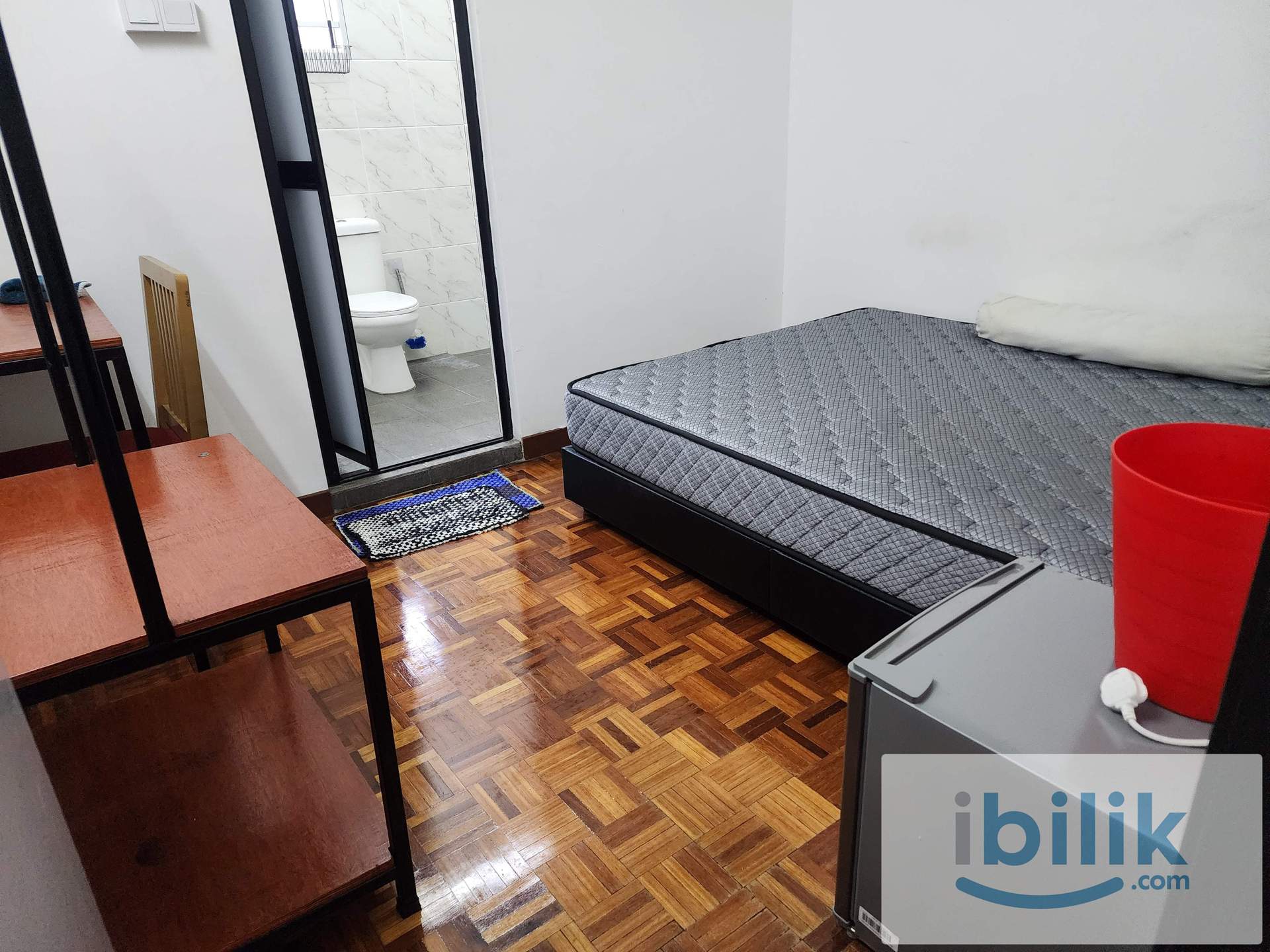 Middle Room,1st flr,Queen bed,Free wifi,aircon,fan,attach bath,fridge,Bandar Puchong Jaya - Image 1
