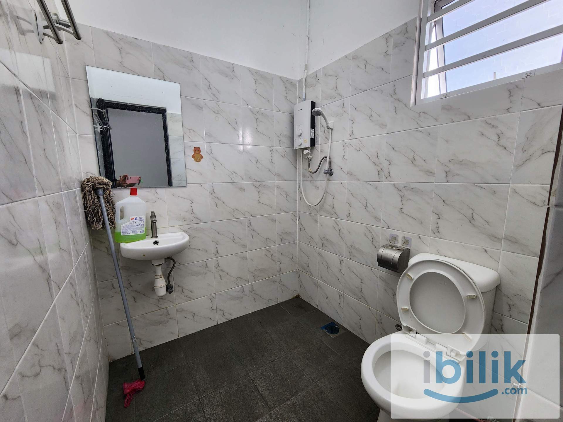 Middle Room,1st flr,Queen bed,Free wifi,aircon,fan,attach bath,fridge,Bandar Puchong Jaya - Image 2