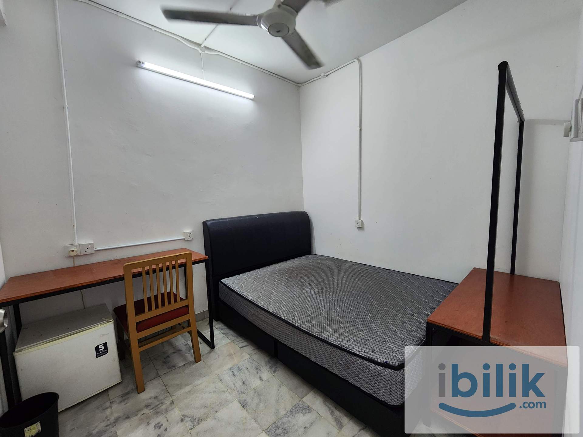 Single Room,Grd flr,Male,Free Wifi,Queen bed,Ceiling fan,Fridge,Shelf,Bandar Puchong Jaya   - Image 1