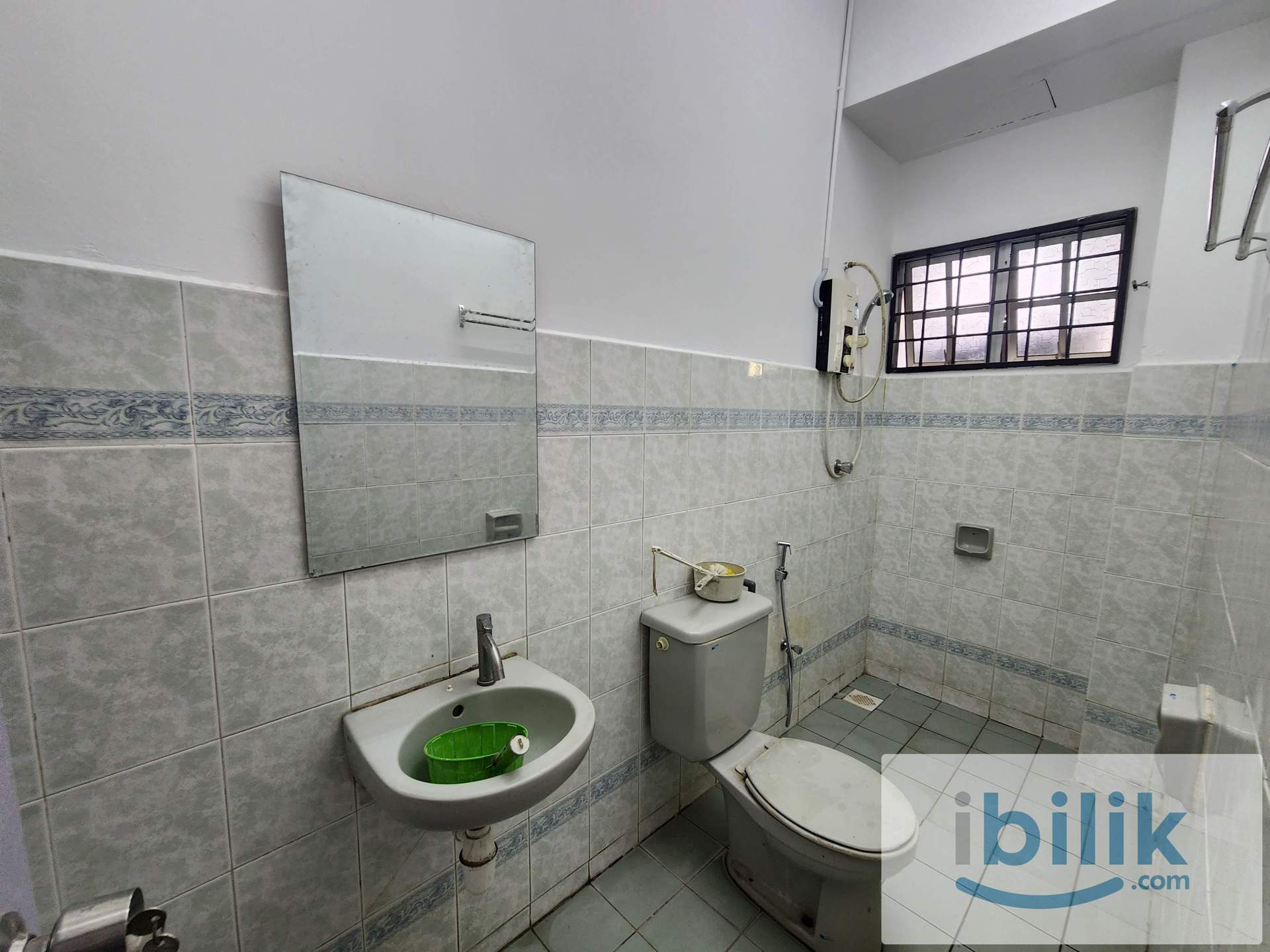 Single Room,Grd flr,Male,Free Wifi,Queen bed,Ceiling fan,Fridge,Shelf,Bandar Puchong Jaya   - Image 2