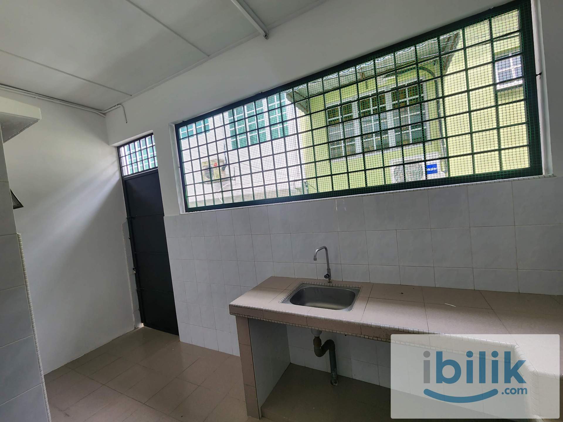 Single Room,Grd flr,Male,Free Wifi,Queen bed,Ceiling fan,Fridge,Shelf,Bandar Puchong Jaya   - Image 6