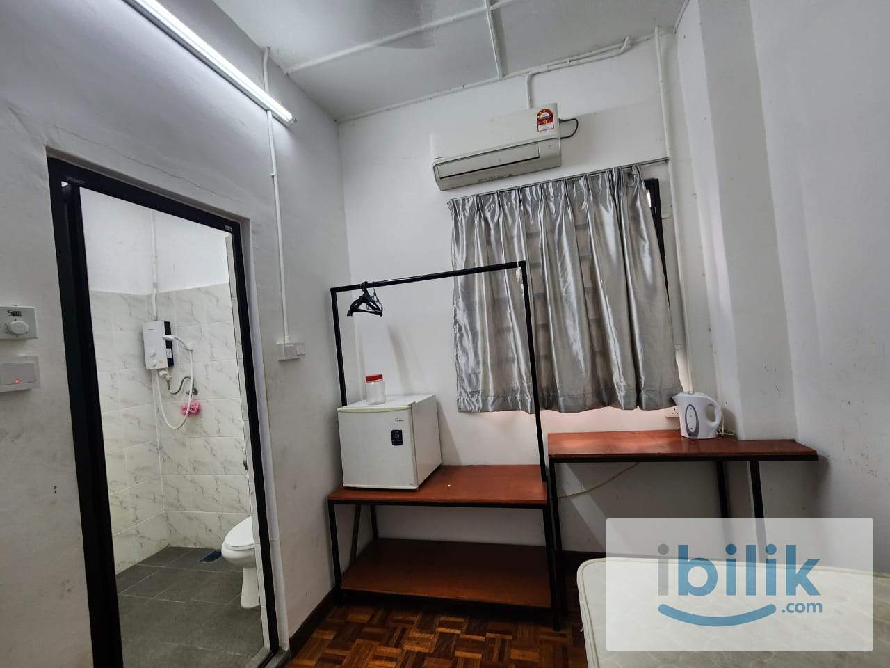 Middle Room,2nd flr,Free Wifi,Attach Bath,Super Single Bed,Aircon,Fan,attach,Fridge,Bandar Puchong Jaya - Image 1