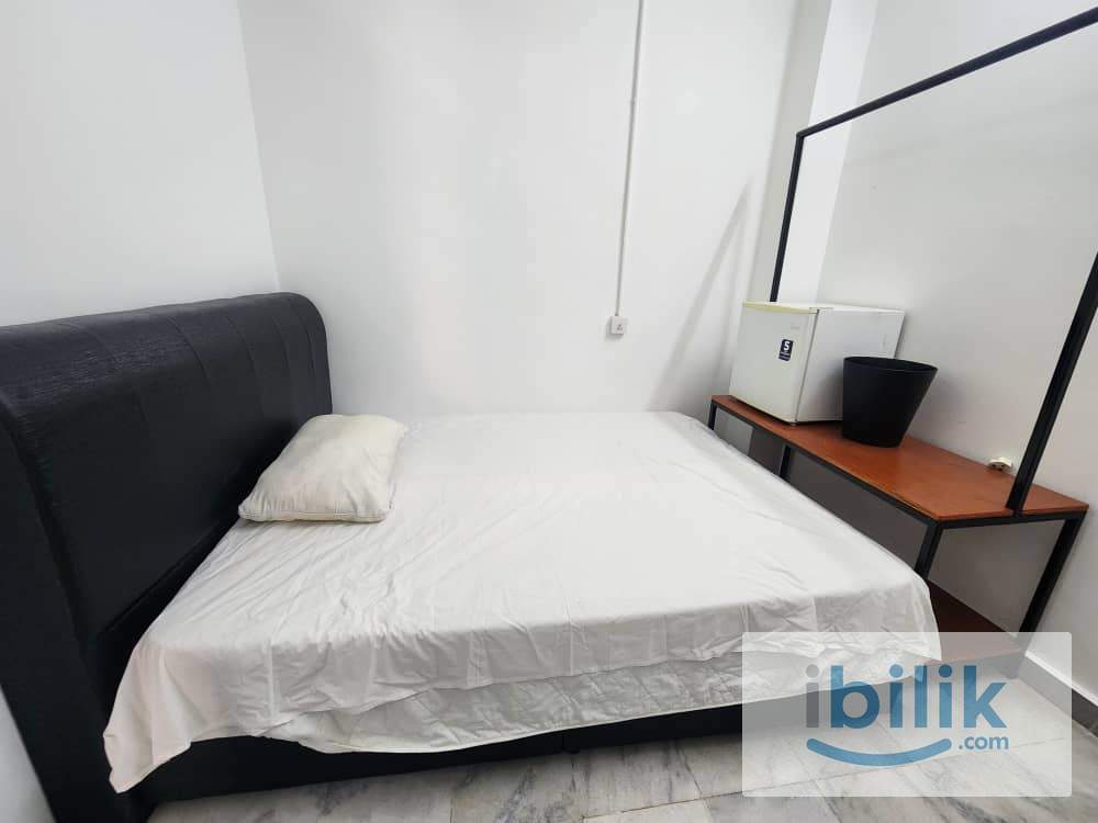 Single Room,Grd flr,Male,New,Free Wifi,Queen bed,Ceiling fan,Fridge,Shelf,Bandar Puchong Jaya - Image 1