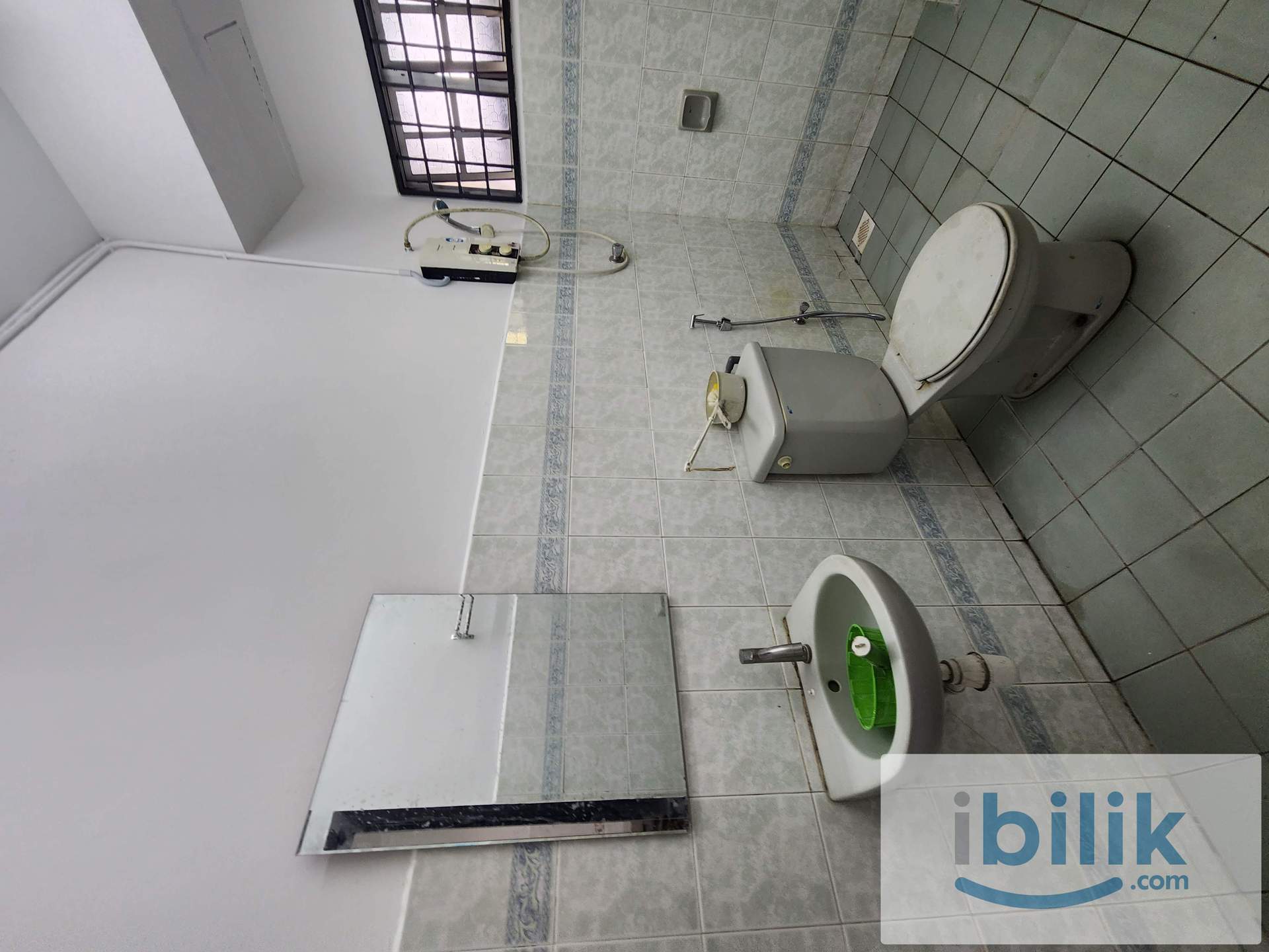 Single Room,Grd flr,Male,New,Free Wifi,Queen bed,Ceiling fan,Fridge,Shelf,Bandar Puchong Jaya - Image 4