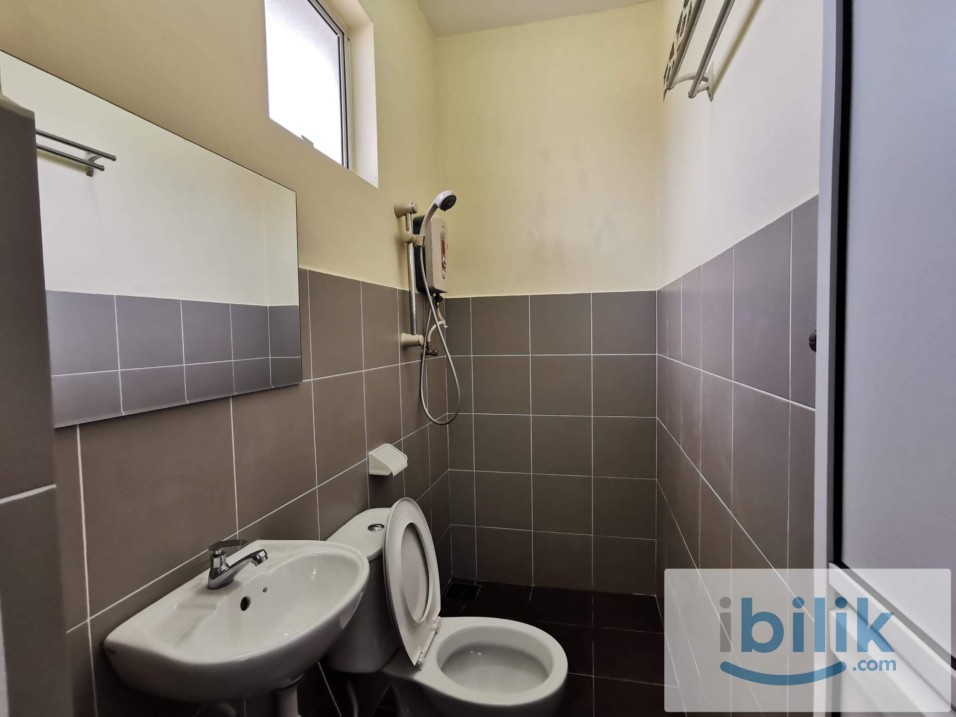 Single Room,Grd flr,Bed,Male,Window,Ceiling Fan,Free Wifi,shelf,3sty,Bandar Puchong Jaya - Image 2