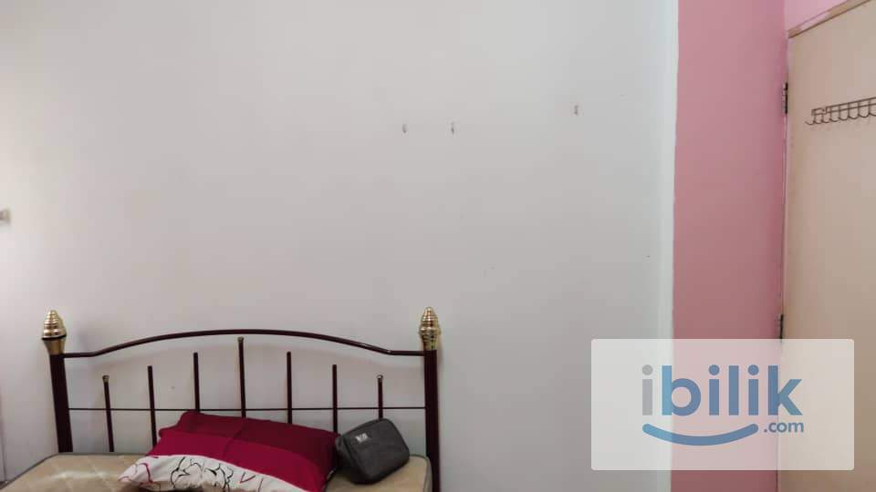 Master Bedroom in Kiara Apartment, Batu Berendam  - Image 3