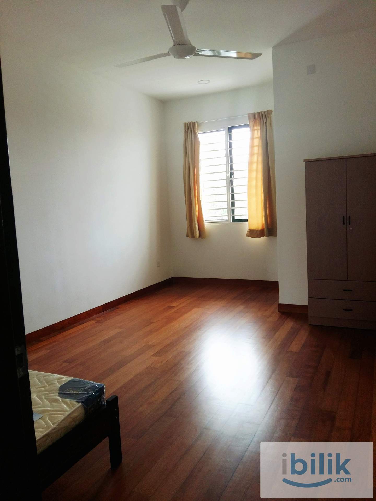 Furnished Big Size Room With Own Bathroom+WIFI+Utility ( All Female House) At Alam Impian Shah Alam - Image 1