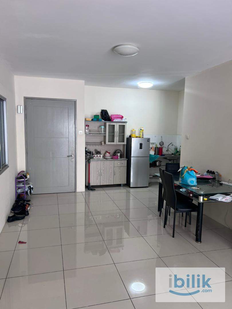 Master room with air con at Platinum Lake PV20, Setapak - Image 3