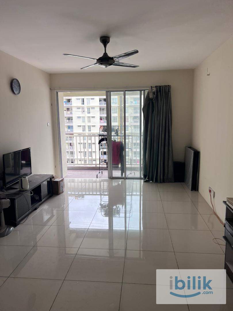 Master room with air con at Platinum Lake PV20, Setapak - Image 4