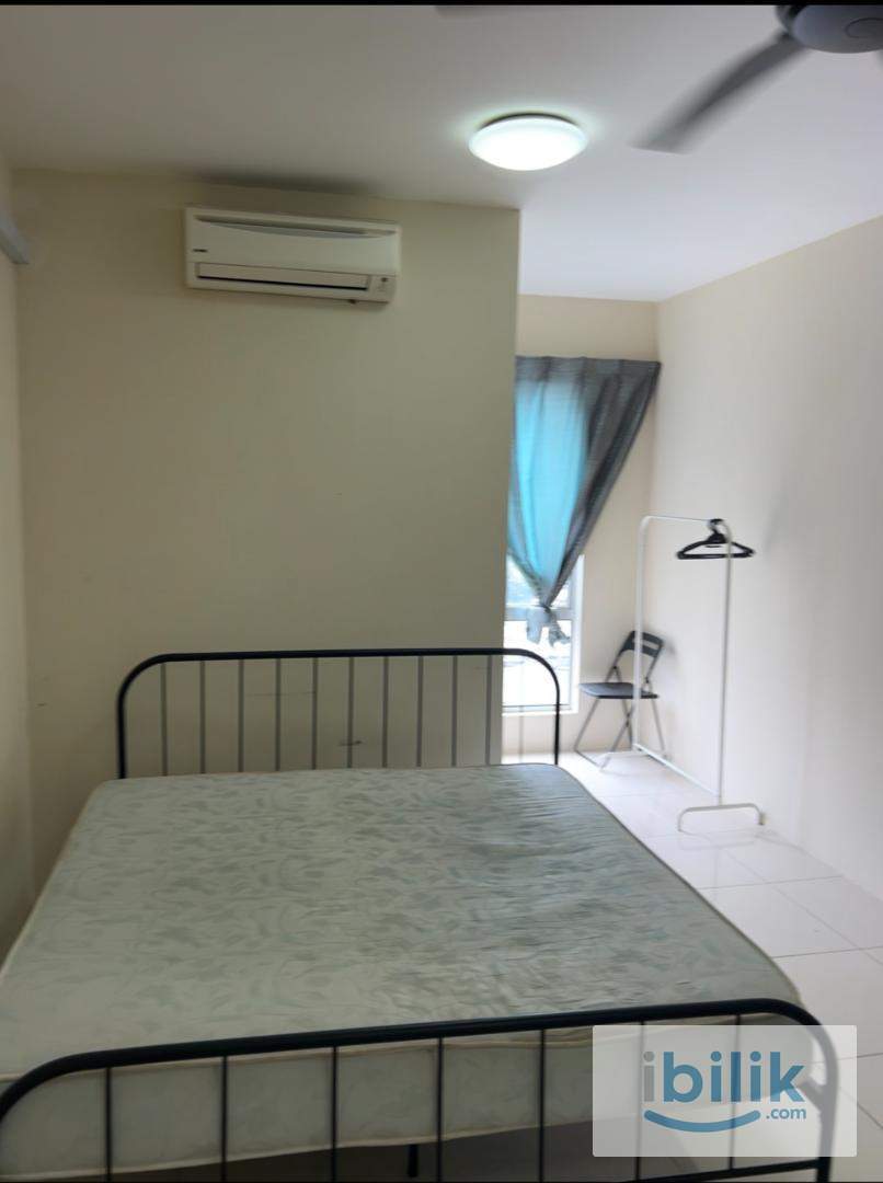 Master room with air con at Platinum Lake PV20, Setapak - Image 5