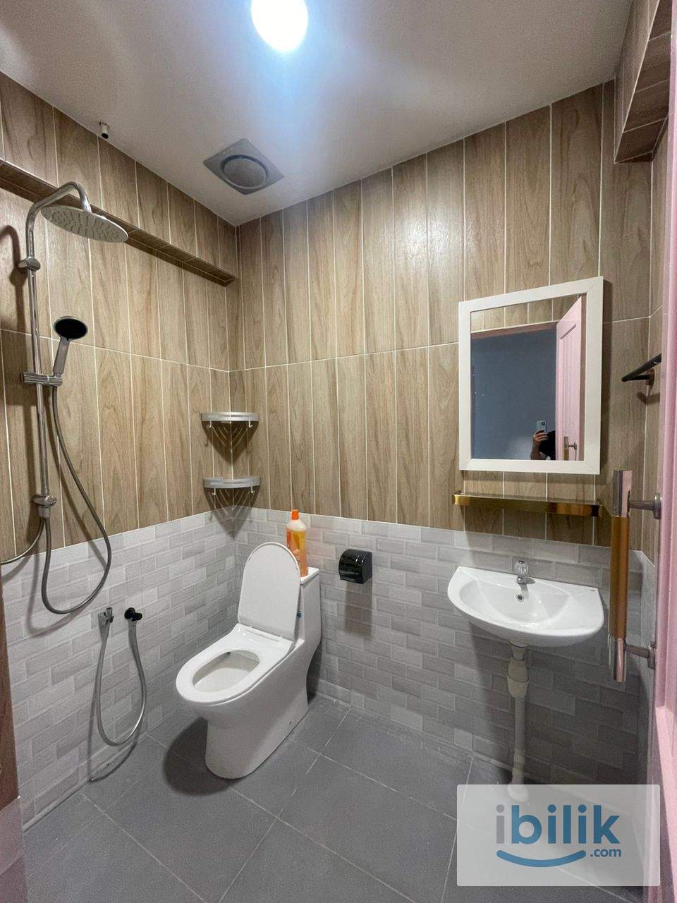 Fully Furnish Master room (Female only) in Tabuan Jaya, Vivacity, Swinburne University - Image 1