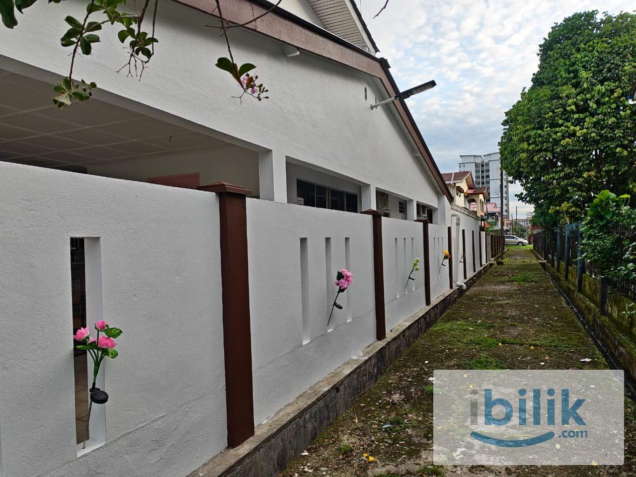 Cozy Female Master room (twin sharing) Corner Double Storey opposite Vivacity Mall, Tabuan Jaya and Swinburne University - Image 8