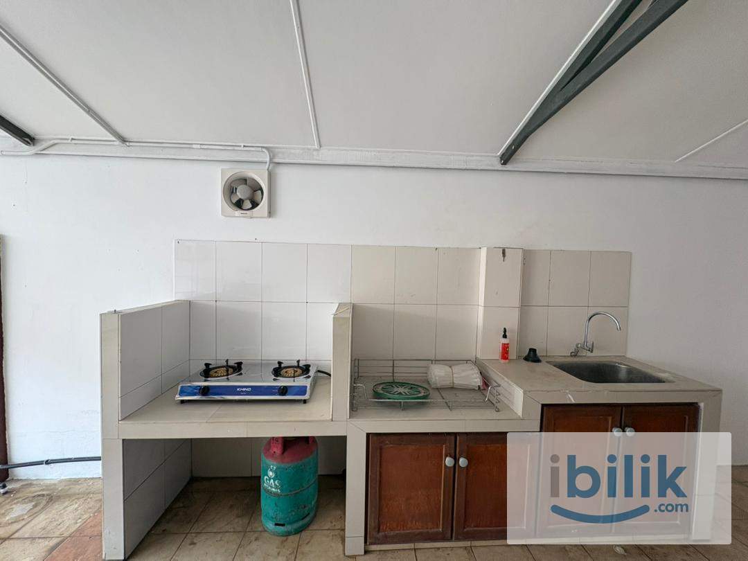 Cozy Female Master room (triple sharing) Corner House opposite Vivacity Mall, Tabuan Jaya and Swinburne University - Image 2