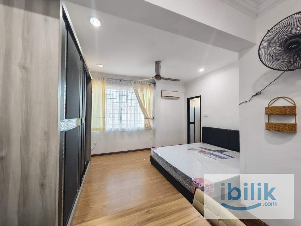 Cozy Female Master room (triple sharing) Corner House opposite Vivacity Mall, Tabuan Jaya and Swinburne University - Image 1