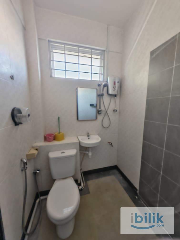Cozy Female Master room (triple sharing) Corner House opposite Vivacity Mall, Tabuan Jaya and Swinburne University - Image 9