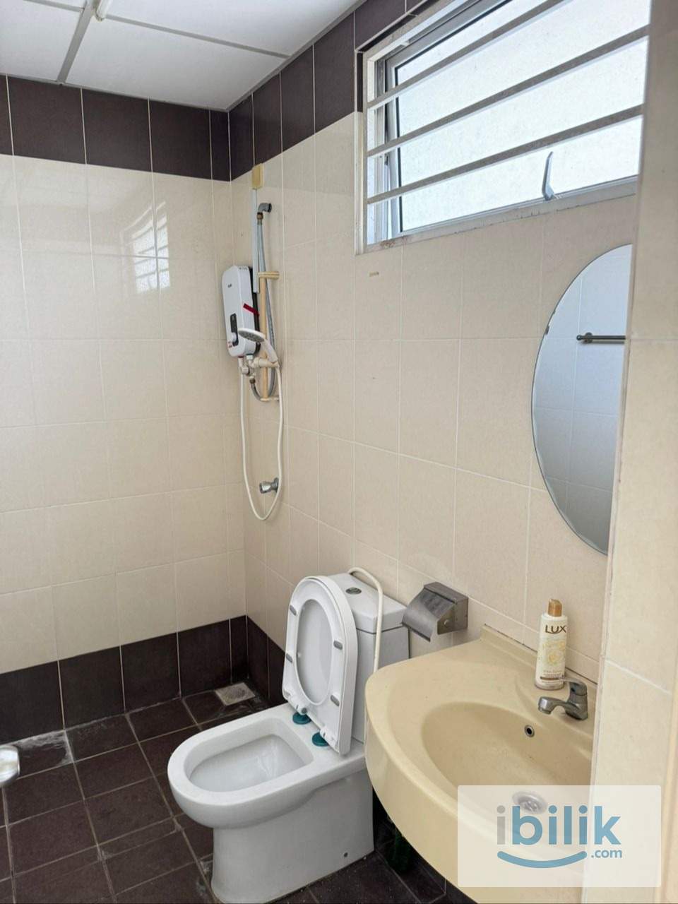 Room - Image 4