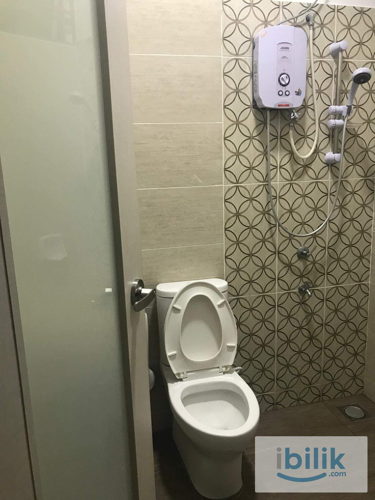 Clean and cozy middle room with attached bathroom - Image 5