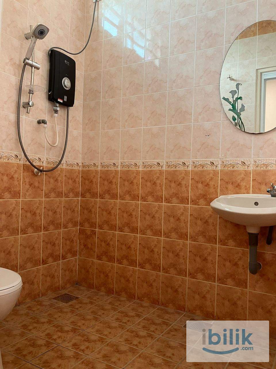 Fully Furnish middle room (utilities included) with attach private bathroom in Ipoh Garden (Bercham / Tambun) - Image 5