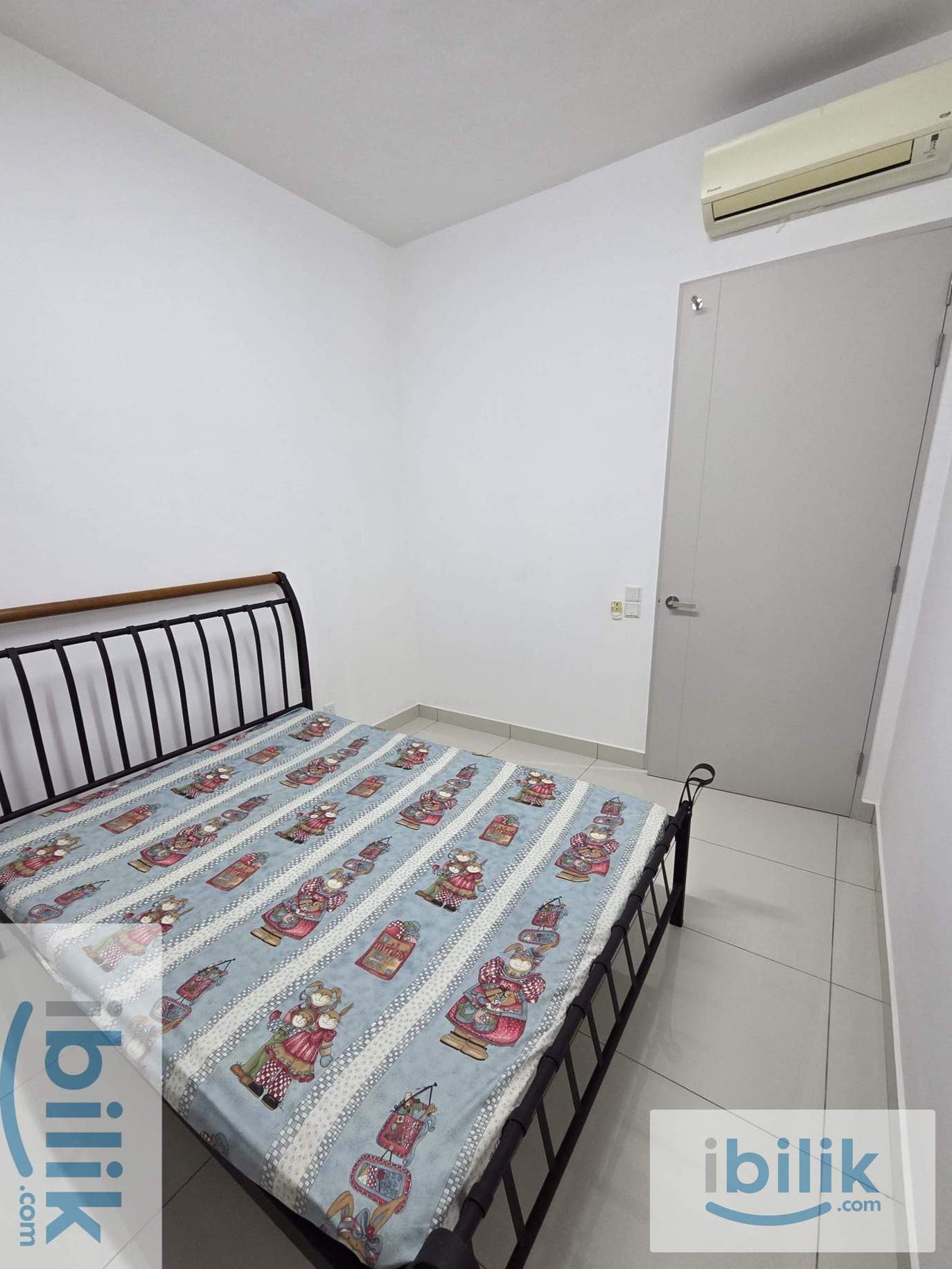 Queen Side Bed with Air Cond 100 sqft - Image 1